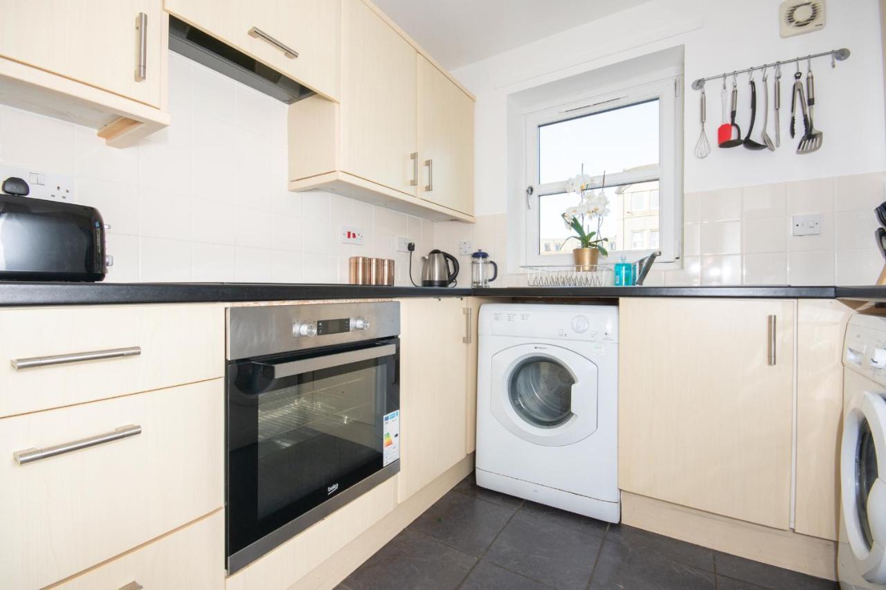 Dwellcome Home Ltd 2 Bedroom King & Double Central Apartment, Free Allocated Barrier Secured Parking Space At Rear Entrance & Fast Wifi, Ideal For Long Term Contractor, Corporate, Etc Stays, Regular Housekeeping Option - See Our Site For Assurance Aberdeen Kültér fotó