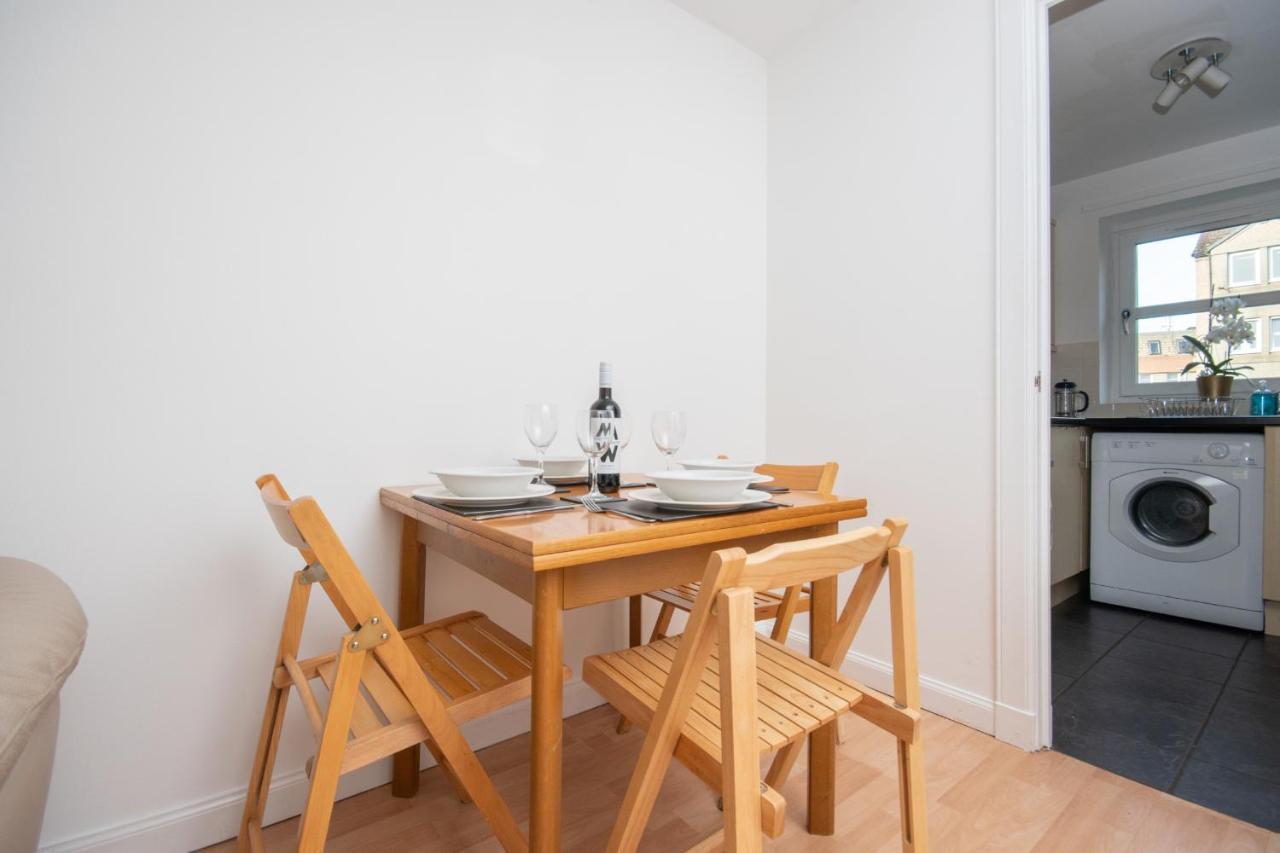 Dwellcome Home Ltd 2 Bedroom King & Double Central Apartment, Free Allocated Barrier Secured Parking Space At Rear Entrance & Fast Wifi, Ideal For Long Term Contractor, Corporate, Etc Stays, Regular Housekeeping Option - See Our Site For Assurance Aberdeen Kültér fotó