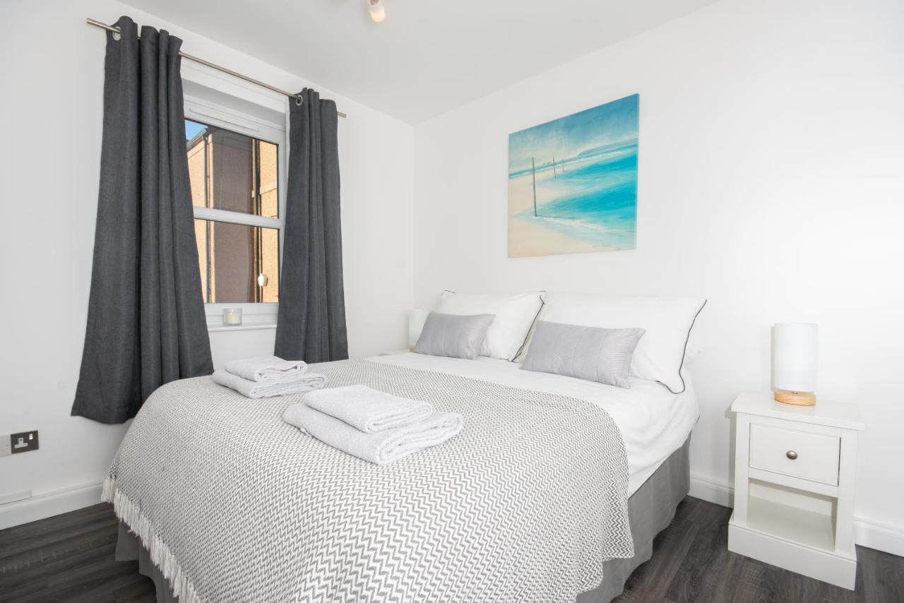 Dwellcome Home Ltd 2 Bedroom King & Double Central Apartment, Free Allocated Barrier Secured Parking Space At Rear Entrance & Fast Wifi, Ideal For Long Term Contractor, Corporate, Etc Stays, Regular Housekeeping Option - See Our Site For Assurance Aberdeen Kültér fotó